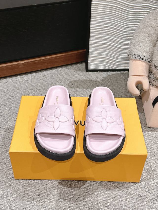 顶级品质 louis vuitton ss25 new arrival～L家2025春夏花卉图案拖鞋新品鞋面纯羊皮材质，柔软舒适，回弹性极佳！鞋底高密度发泡材质