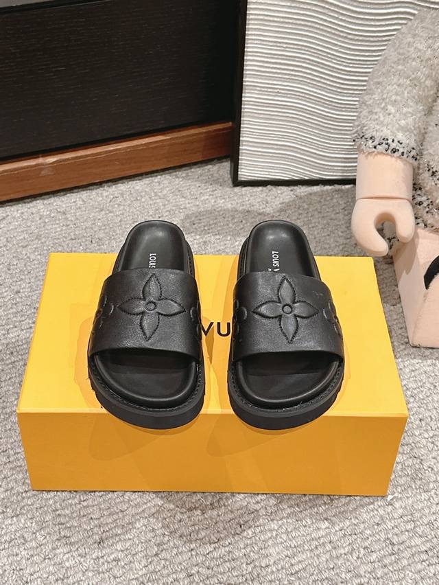 顶级品质 louis vuitton ss25 new arrival～L家2025春夏花卉图案拖鞋新品鞋面纯羊皮材质，柔软舒适，回弹性极佳！鞋底高密度发泡材质