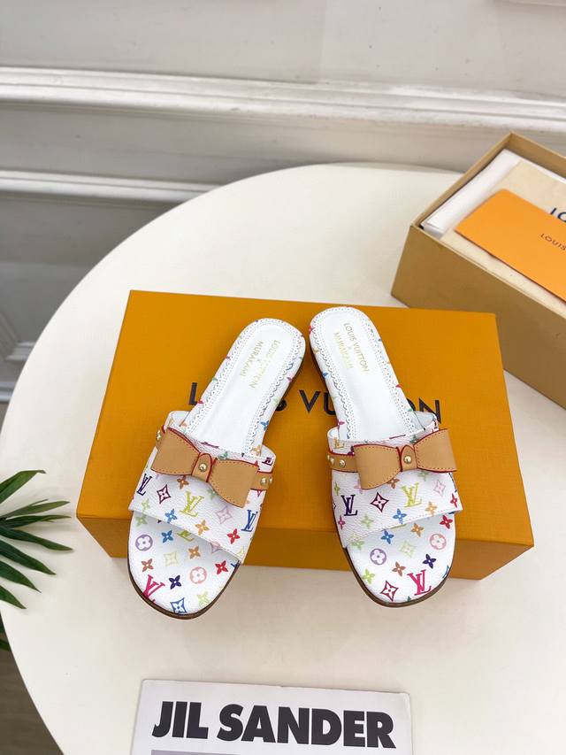顶级品质 louis vuitton ss25 new arrival～LV 25aw春夏新款高跟拖鞋｜村上隆系列今年最流行的白三彩色系搭配皮质铆钉蝴蝶结也太出