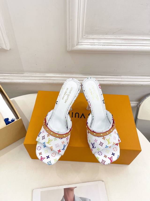 顶级品质 louis vuitton ss25 new arrival～LV 25aw春夏新款高跟拖鞋｜村上隆系列今年最流行的白三彩色系搭配皮质铆钉蝴蝶结也太出