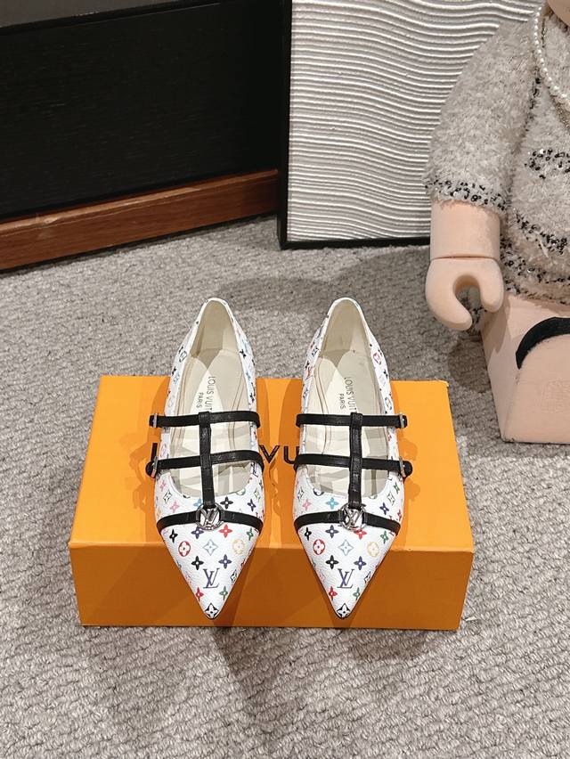 顶级品质 louis vuitton ss25 new arrival～LV.2025春夏系列｜尖头平底鞋新品鹰嘴小尖头搭配镂空皮条小方扣可调节松紧，Lv五金