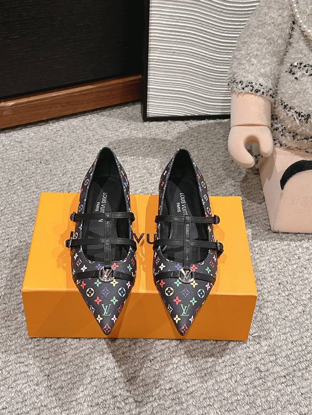 顶级品质 louis vuitton ss25 new arrival～LV.2025春夏系列｜尖头平底鞋新品鹰嘴小尖头搭配镂空皮条小方扣可调节松紧，Lv五金