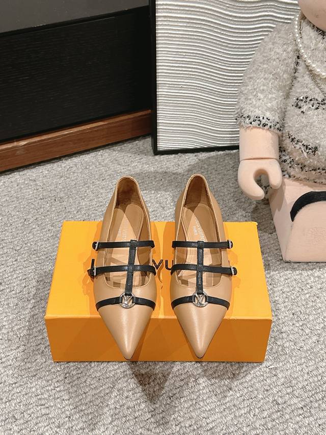 顶级品质 louis vuitton ss25 new arrival～LV.2025春夏系列｜尖头平底鞋新品鹰嘴小尖头搭配镂空皮条小方扣可调节松紧，Lv五金