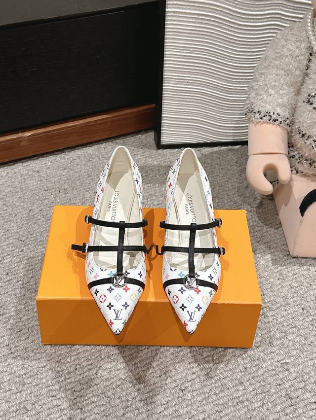 顶级品质 louis vuitton ss25 new arrival～LV.2025春夏系列｜尖头高跟鞋新品鹰嘴小尖头搭配镂空皮条小方扣可调节松紧，Lv五金