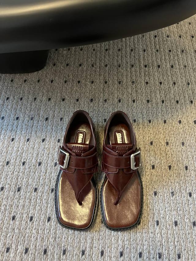 顶级品质 Miu Mi*25ss 春夏季走秀款 罗马凉鞋 最新款 女士夏季拖鞋 ，全胎牛皮材质 ，上脚软软绵绵的 ，亲肤柔软舒适 ，华美工艺营造精致的立体纹理质
