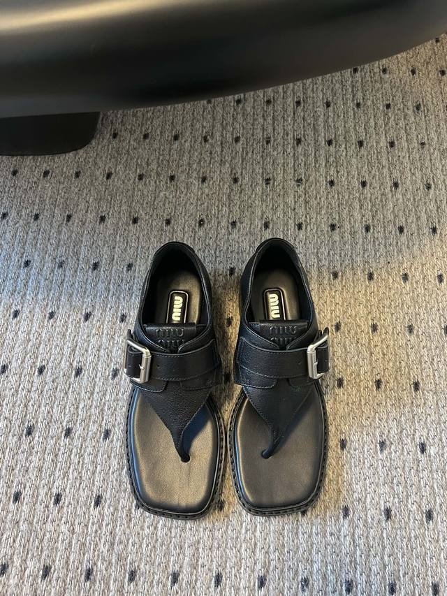 顶级品质 Miu Mi*25ss 春夏季走秀款 罗马凉鞋 最新款 女士夏季拖鞋 ，全胎牛皮材质 ，上脚软软绵绵的 ，亲肤柔软舒适 ，华美工艺营造精致的立体纹理质
