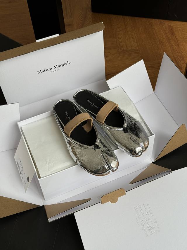 代购级版本 莞产 Maison Margiela 经典色+25秋冬新配色Margiela 经典分趾头系列！材质和工艺均媲美zp小羊皮的材质 鞋头秀气贴合脚的包裹