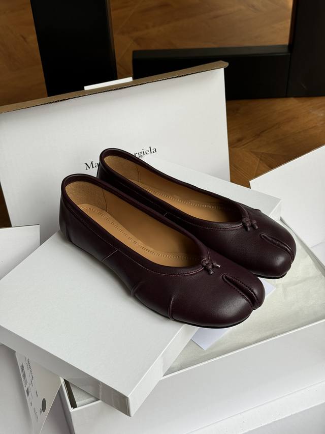 代购级版本 莞产 Maison Margiela 经典色+25秋冬新配色Margiela 经典分趾头系列！材质和工艺均媲美zp小羊皮的材质 鞋头秀气贴合脚的包裹