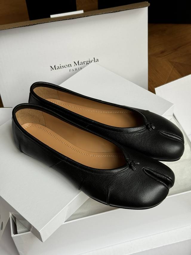 代购级版本 莞产 Maison Margiela 经典色+25秋冬新配色Margiela 经典分趾头系列！材质和工艺均媲美zp小羊皮的材质 鞋头秀气贴合脚的包裹