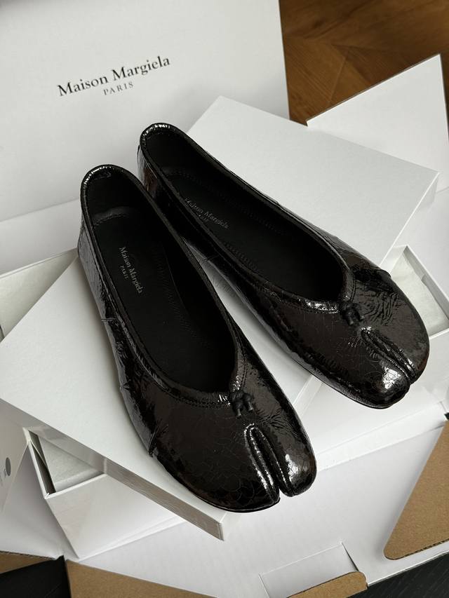 代购级版本 莞产 Maison Margiela 经典色+25秋冬新配色Margiela 经典分趾头系列！材质和工艺均媲美zp小羊皮的材质 鞋头秀气贴合脚的包裹