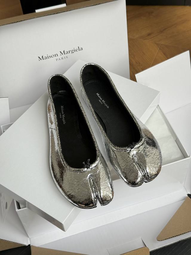 代购级版本 莞产 Maison Margiela 经典色+25秋冬新配色Margiela 经典分趾头系列！材质和工艺均媲美zp小羊皮的材质 鞋头秀气贴合脚的包裹