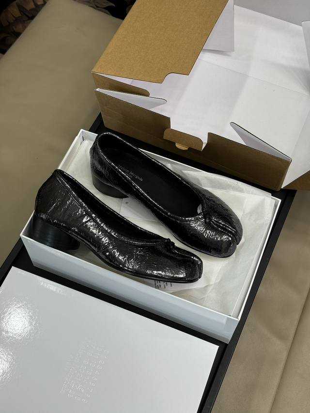 代购级版本 莞产 Maison Margiela马吉拉 25秋冬新品羊皮捏皱小跟分趾tabi，真的很软，完全没有磨合期！刚刚好的高度，舒适度拉满！内里小羊皮，鞋