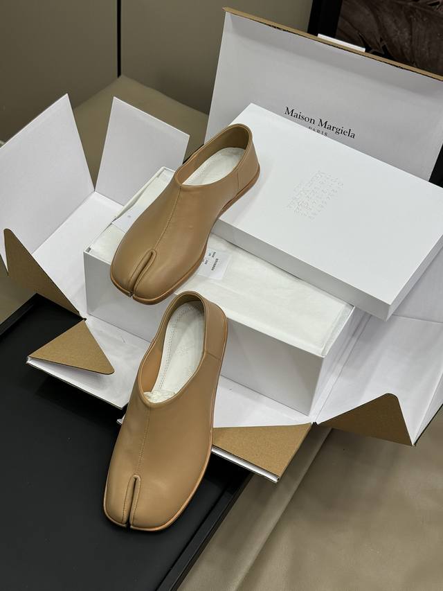 代购级版本 莞产 Maison Margiela 最好穿的tabi这双马吉拉真的太舒适～已经完全脱不掉了！小羊皮质感非常软糯 不卡脚趾 完全不需要磨合可以踩脚