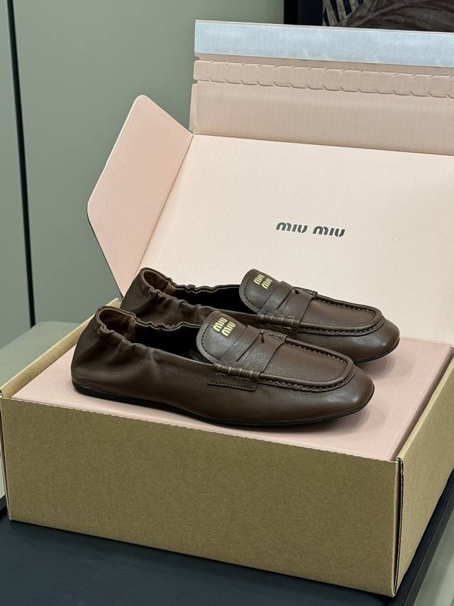 代购级版本 miu ss25 new arrival～miu 25春夏软底软面驾车鞋新品有点老钱低调的气质、时髦在线；关键脚感无敌舒适哈！进口小牛皮材质，手工缝