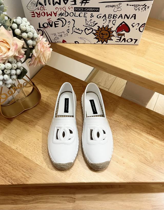 Dolce&Gabbnna杜嘉.班纳D&G麻底渔夫鞋DG的风格真是越来越时尚了，超美的镂空设计，让人一眼就爱上它清凉一夏感觉鞋面是进口纯羊皮，非常精美内里绵羊皮