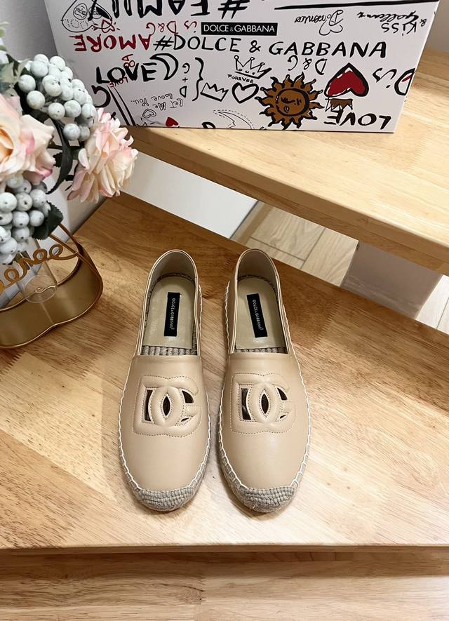 Dolce&Gabbnna杜嘉.班纳D&G麻底渔夫鞋DG的风格真是越来越时尚了，超美的镂空设计，让人一眼就爱上它清凉一夏感觉鞋面是进口纯羊皮，非常精美内里绵羊皮
