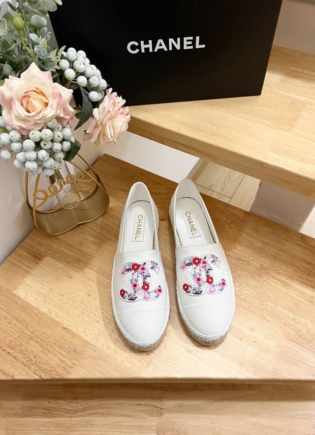 CHANEL香奈儿 25ss 新款早春双c拼色 刺绣花朵帆布 渔夫鞋原版开发，正品工艺，手工折边后缝合，纯手工缝马克线，鞋正中间的双C logo点缀恰到好处，简