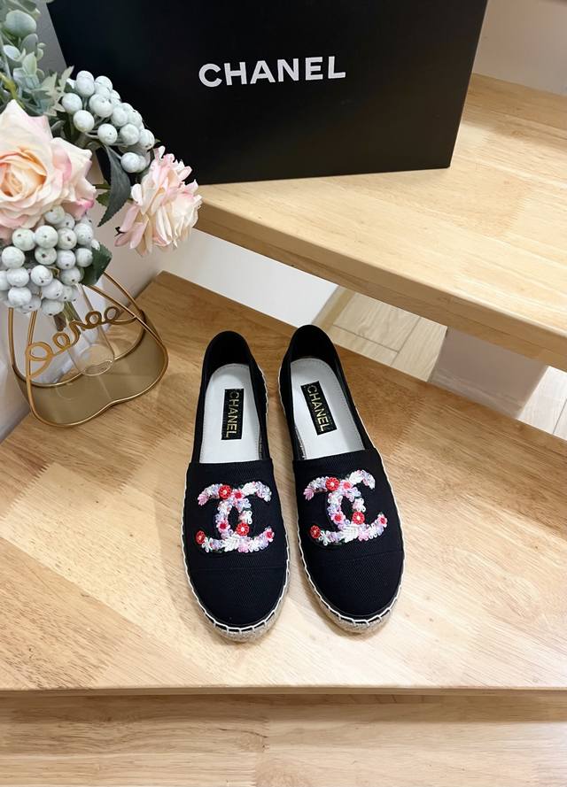 CHANEL香奈儿 25ss 新款早春双c拼色 刺绣花朵帆布 渔夫鞋原版开发，正品工艺，手工折边后缝合，纯手工缝马克线，鞋正中间的双C logo点缀恰到好处，简