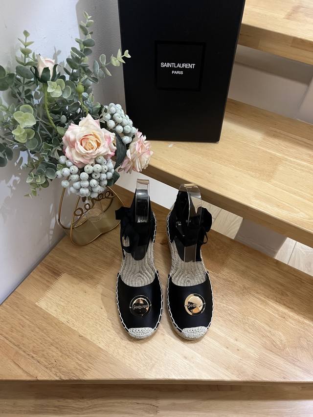 SAINT LAURENT 圣罗兰 2025年 早春 坡跟LOGO渔夫鞋 YSL标志、麻绳中底和内底。收起真丝橡胶鞋底码数：36-41西班牙制造