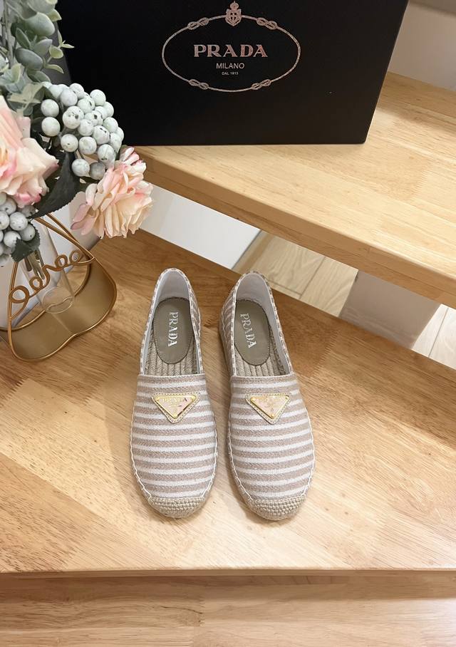 品牌:prada品名:Prada徽标细节草编鞋颜色:F0018产地:it适用人群:Women商品介绍:徽标细节草编鞋、圆头、穿套式、logo标识。码数：35-4