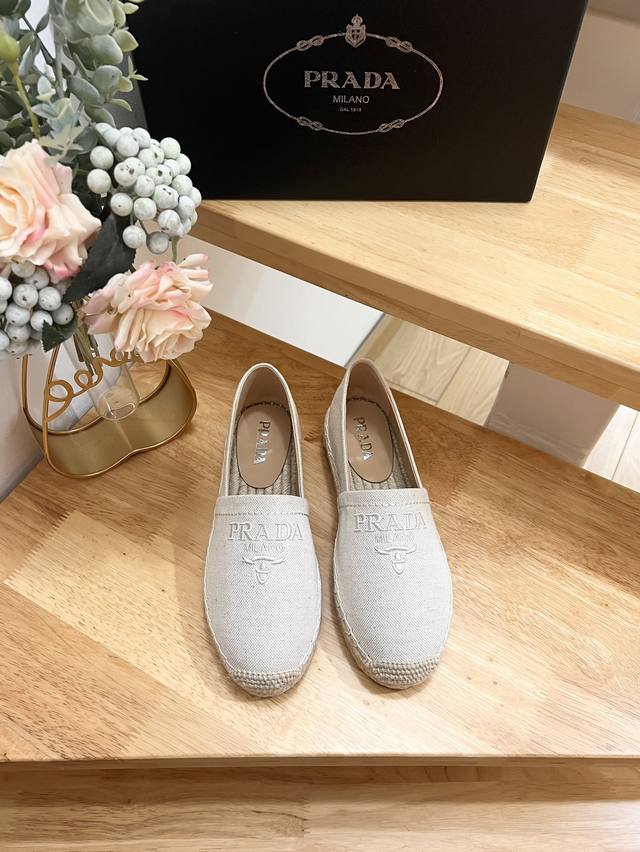 普拉达 prada 2024年早春，这款草编鞋配有草编内底。经柔软的亚麻面料，材质重释的版型饰以刺绣刻字徽标，呈现传统与现代格调的上佳融合。混搭理念渗透于Pra