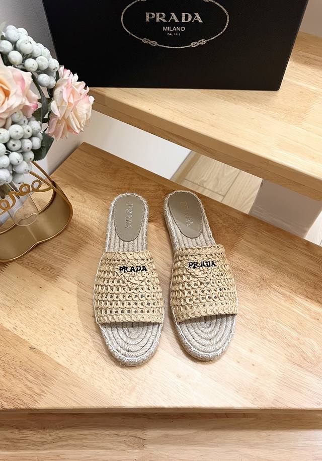 品牌:prada品名:Prada徽标细节拖鞋草编鞋颜色:F0018产地:it适用人群:Women商品介绍:徽标细节草编鞋、圆头、穿套式、logo标识。码数：35