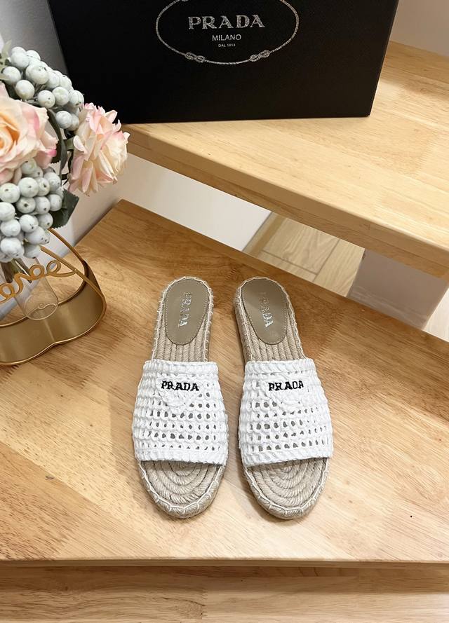 品牌:prada品名:Prada徽标细节拖鞋草编鞋颜色:F0018产地:it适用人群:Women商品介绍:徽标细节草编鞋、圆头、穿套式、logo标识。码数：35