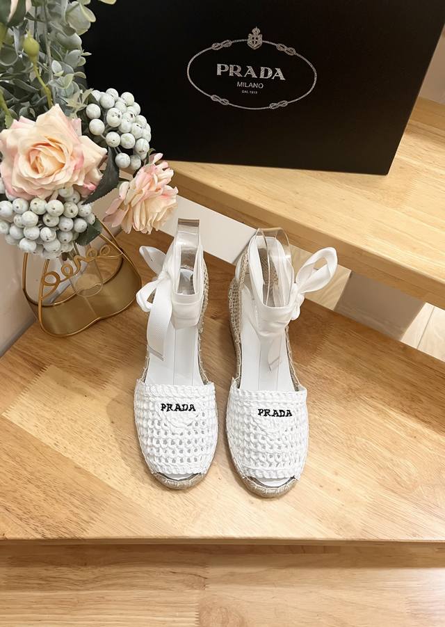 普拉达 prada 2024年早春，这款鱼嘴凉鞋草编鞋配有草编内底。编织圆头坡跟系带凉鞋渔夫鞋，用经柔软的pp草面料，材质重释的版型饰以刺绣刻字徽标，呈现传统与