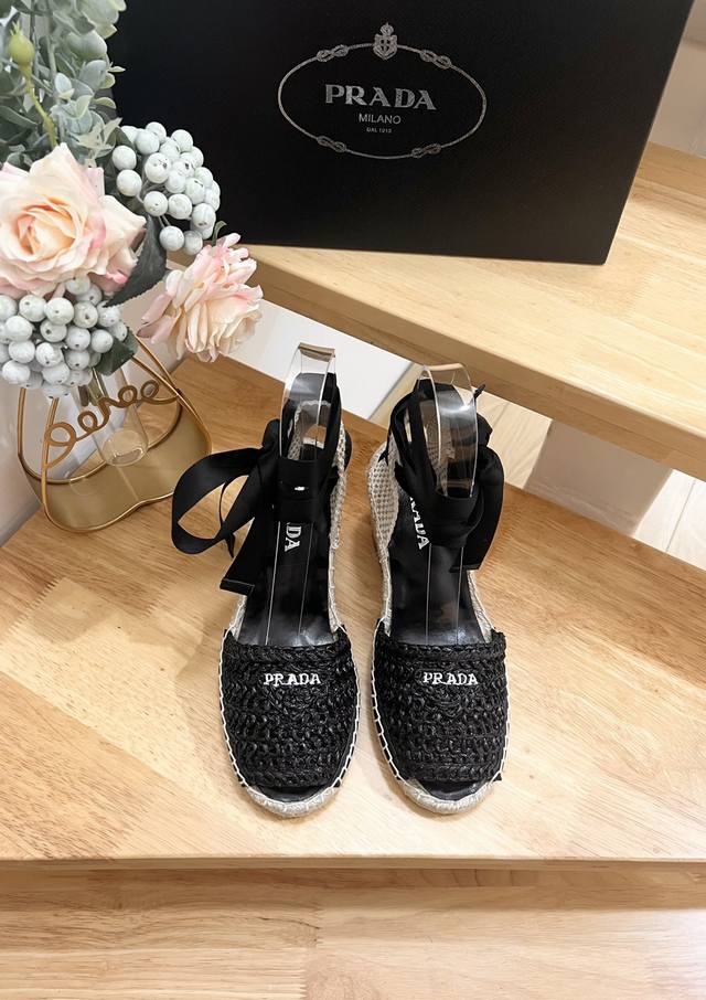 普拉达 prada 2024年早春，这款鱼嘴凉鞋草编鞋配有草编内底。编织圆头坡跟系带凉鞋渔夫鞋，用经柔软的pp草面料，材质重释的版型饰以刺绣刻字徽标，呈现传统与