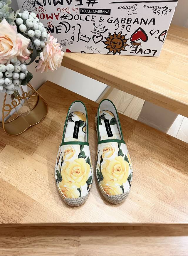 Dolce&Gabbnna杜嘉.班纳D&G麻底渔夫鞋DG的风格真是越来越时尚了，超美的色彩搭配，让人一眼就爱上它清凉一夏感觉鞋面是三滴打印牛仔布，非常精美内里绵
