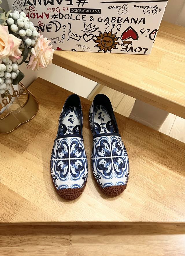 Dolce&Gabbnna杜嘉.班纳D&G麻底渔夫鞋DG的风格真是越来越时尚了，超美的色彩搭配，让人一眼就爱上它清凉一夏感觉鞋面是三滴打印牛仔布，非常精美内里绵