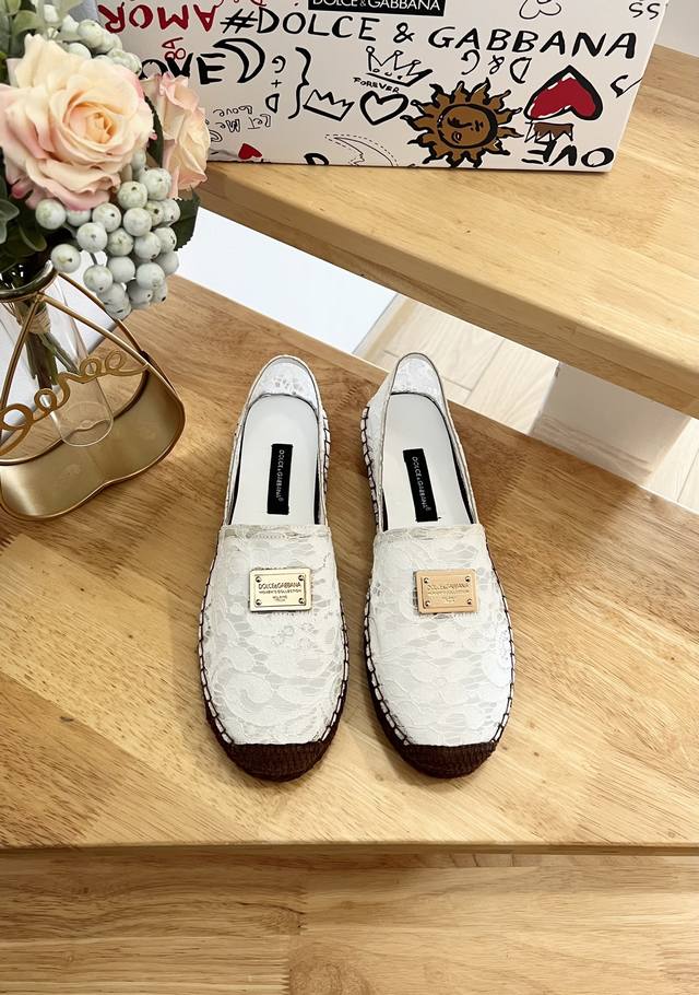 Dolce&Gabbnna杜嘉.班纳D&G麻底渔夫鞋DG的风格真是越来越时尚了，超美的色彩搭配，让人一眼就爱上它清凉一夏感觉鞋面是进口蕾丝，钻扣纯手工缝制，非常