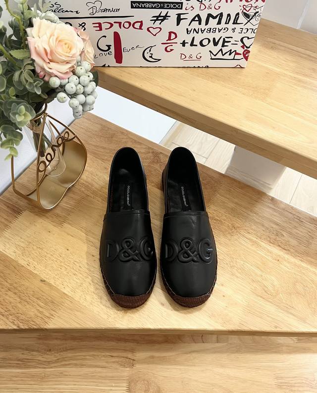Dolce&Gabbnna杜嘉.班纳D&G厚底渔夫鞋DG的风格真是越来越时尚了，超美的色彩搭配，让人一眼就爱上它清凉一夏感觉鞋面是羊皮、DG三滴压印，非常精美内