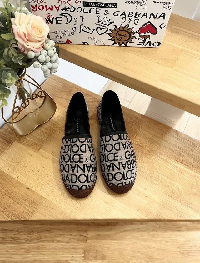 Dolce&Gabbnna杜嘉.班纳D&G麻底渔夫鞋DG的风格真是越来越时尚了，超美的色彩搭配，让人一眼就爱上它清凉一夏感觉鞋面是三滴打印牛仔布，非常精美内里绵