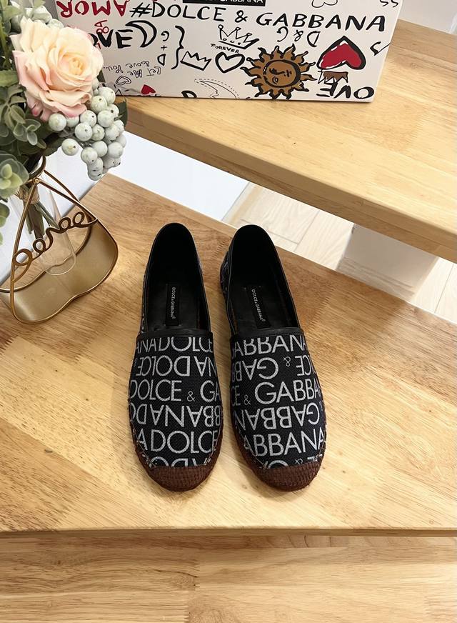 Dolce&Gabbnna杜嘉.班纳D&G麻底渔夫鞋DG的风格真是越来越时尚了，超美的色彩搭配，让人一眼就爱上它清凉一夏感觉鞋面是三滴打印牛仔布，非常精美内里绵