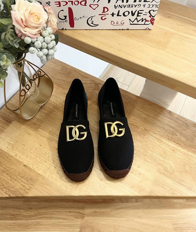 Dolce&Gabbnna杜嘉.班纳D&G麻底渔夫鞋DG的风格真是越来越时尚了，超美的色彩搭配，让人一眼就爱上它清凉一夏感觉鞋面是DG大金扣配牛仔布，非常精美内