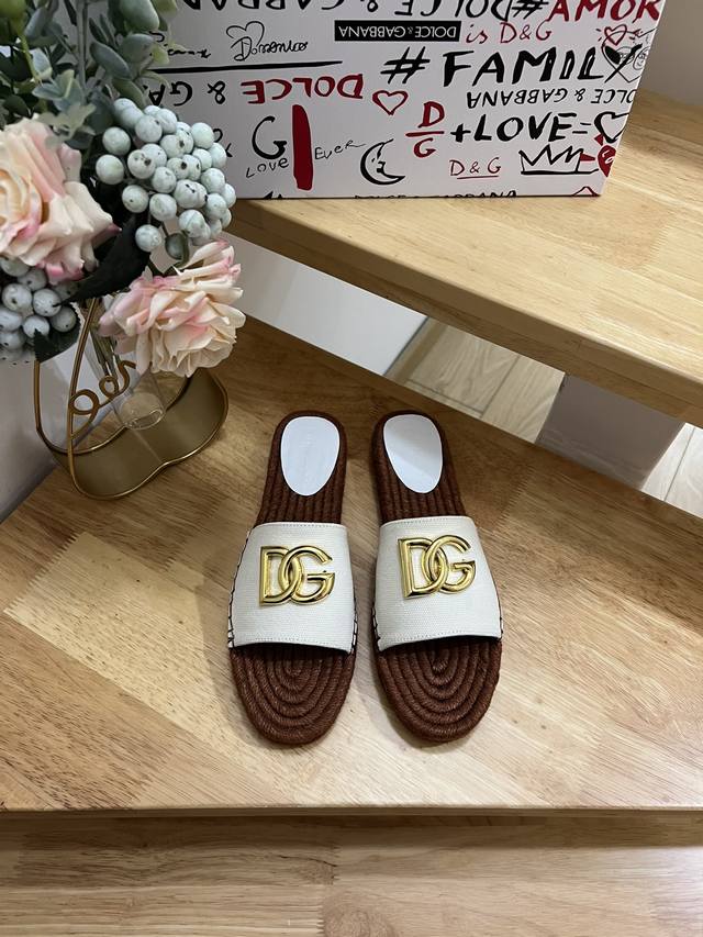 Dolce&Gabbnna杜嘉.班纳D&G麻底拖鞋渔夫鞋DG的风格真是越来越时尚了，超美的色彩搭配，让人一眼就爱上它清凉一夏感觉鞋面是羊皮、DG大金扣，非常精美