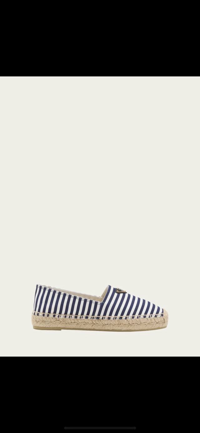 品牌:prada品名:Prada徽标细节草编鞋颜色:F0018产地:it适用人群:Women商品介绍:徽标细节草编鞋、圆头、穿套式、logo标识。码数：35-4