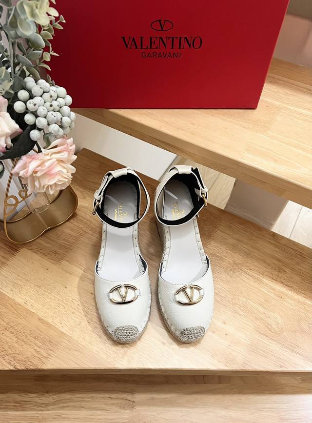 Valentino Garavani 荔枝牛皮系带坡跟凉鞋- 金属效果工艺处理铆钉装饰- 麻绳包裹坡跟- 露趾坡跟凉鞋- 坡跟防水台- 意大利制造-35-41