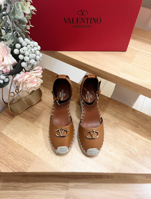 Valentino Garavani 荔枝牛皮系带坡跟凉鞋- 金属效果工艺处理铆钉装饰- 麻绳包裹坡跟- 露趾坡跟凉鞋- 坡跟防水台- 意大利制造-35-41