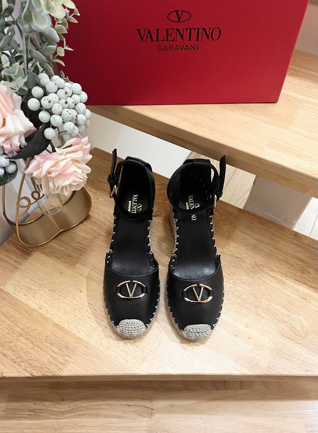 Valentino Garavani 荔枝牛皮系带坡跟凉鞋- 金属效果工艺处理铆钉装饰- 麻绳包裹坡跟- 露趾坡跟凉鞋- 坡跟防水台- 意大利制造-35-41