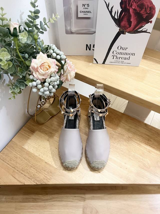 新品Valentino Garavani 荔枝牛皮系带坡跟凉鞋- 金属效果工艺处理铆钉装饰- 麻绳包裹坡跟- 可调节小牛皮系带- 坡跟防水台- 意大利制造-36