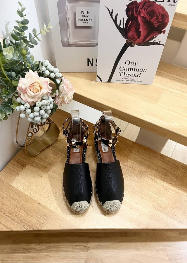 新品Valentino Garavani 荔枝牛皮系带坡跟凉鞋- 金属效果工艺处理铆钉装饰- 麻绳包裹坡跟- 可调节小牛皮系带- 坡跟防水台- 意大利制造-36