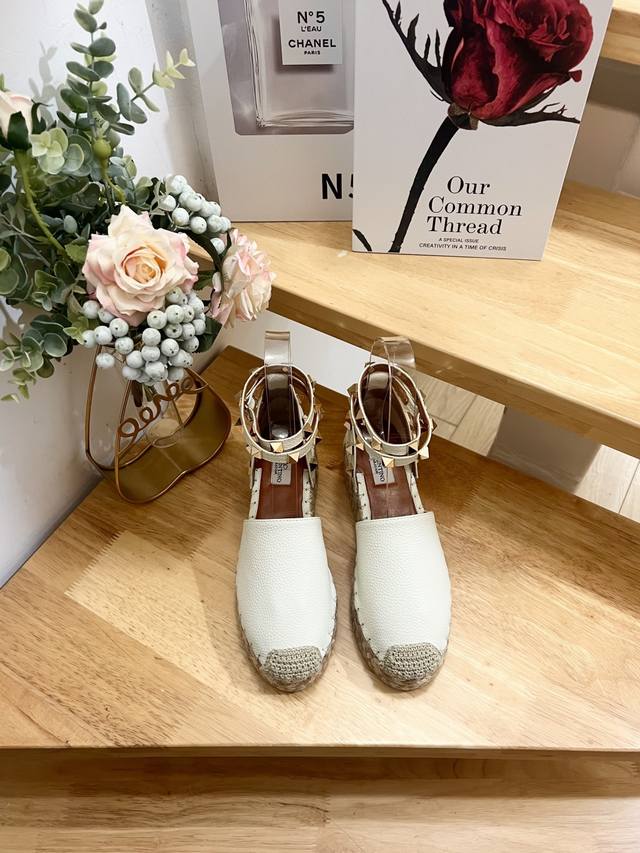 新品Valentino Garavani 荔枝牛皮系带坡跟凉鞋- 金属效果工艺处理铆钉装饰- 麻绳包裹坡跟- 可调节小牛皮系带- 坡跟防水台- 意大利制造-36
