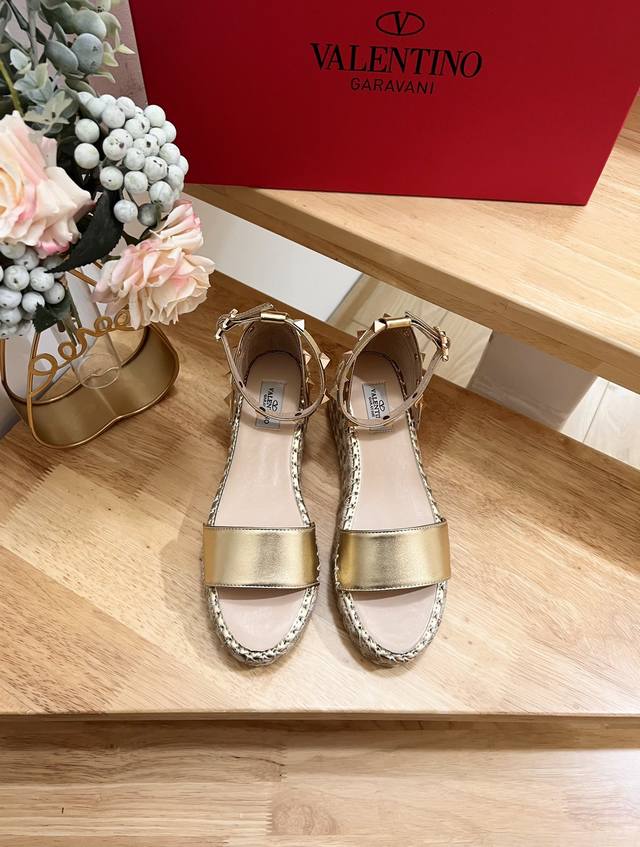 Valentino Garavani 荔枝牛皮系带坡跟凉鞋- 金属效果工艺处理铆钉装饰- 麻绳包裹坡跟- 可调节小牛皮系带- 坡跟防水台- 意大利制造-35-4
