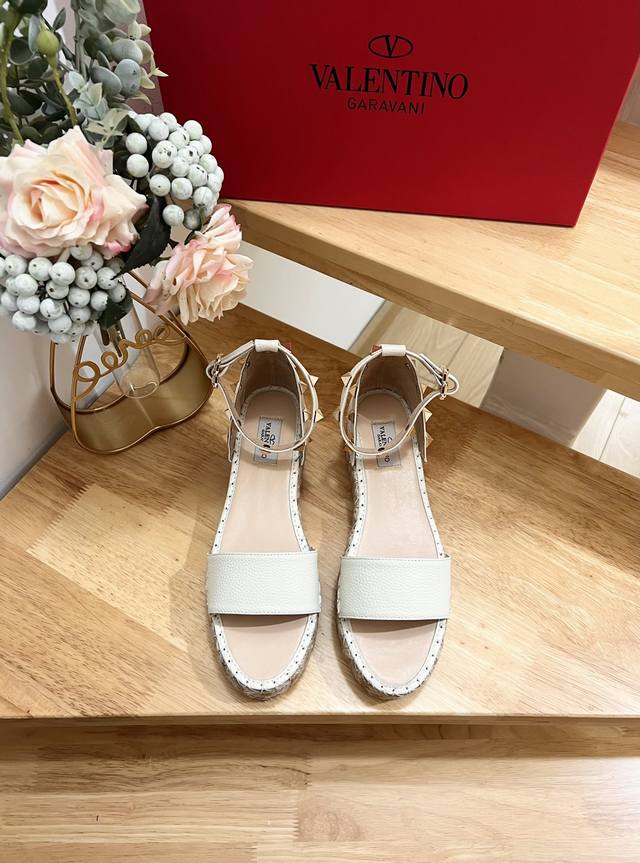 Valentino Garavani 荔枝牛皮系带坡跟凉鞋- 金属效果工艺处理铆钉装饰- 麻绳包裹坡跟- 可调节小牛皮系带- 坡跟防水台- 意大利制造-35-4
