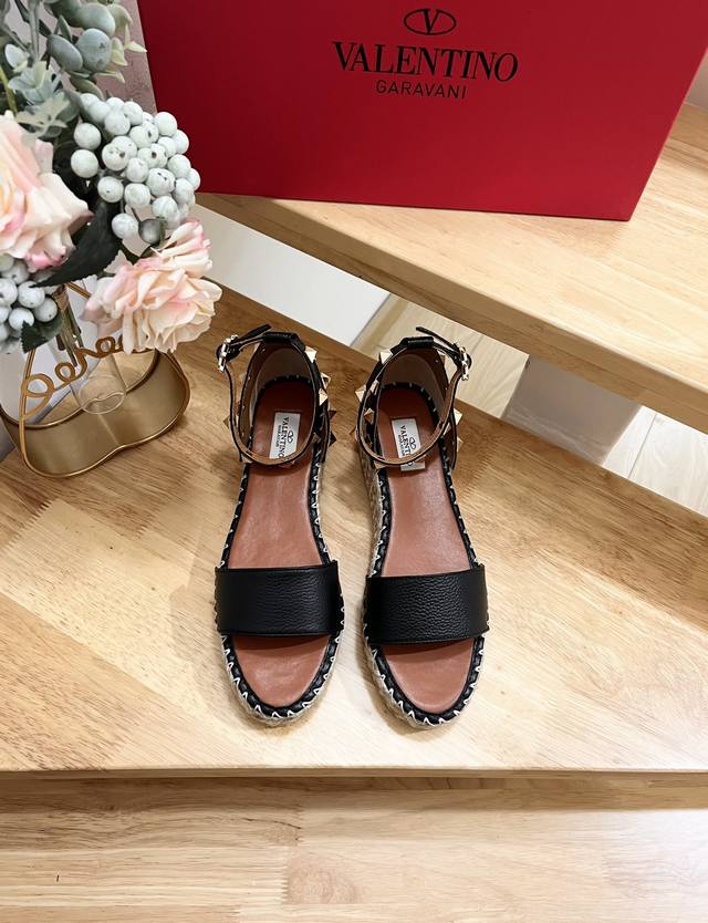 Valentino Garavani 荔枝牛皮系带坡跟凉鞋- 金属效果工艺处理铆钉装饰- 麻绳包裹坡跟- 可调节小牛皮系带- 坡跟防水台- 意大利制造-35-4