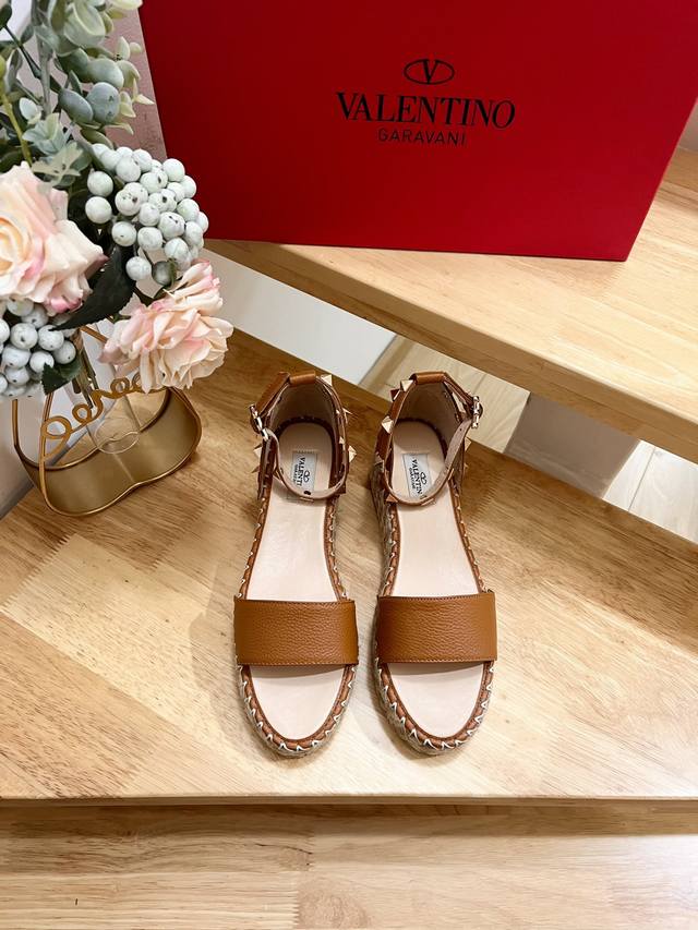 Valentino Garavani 荔枝牛皮系带坡跟凉鞋- 金属效果工艺处理铆钉装饰- 麻绳包裹坡跟- 可调节小牛皮系带- 坡跟防水台- 意大利制造-35-4