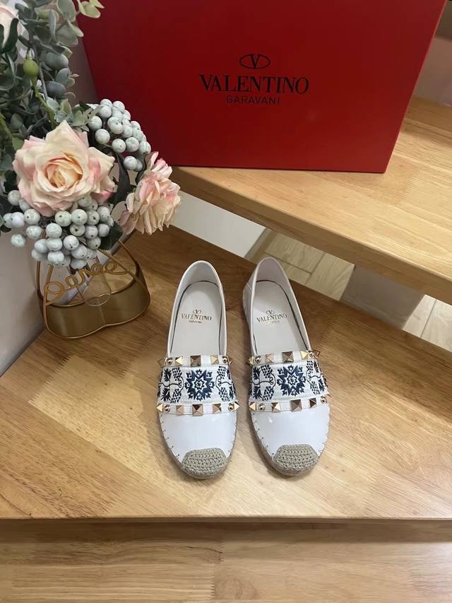 新品Valentino Garavani 华伦天奴 羊皮新款渔夫鞋- 绣VLogo标志- 羊皮-跟高2cm- 橡胶大底- 意大利制造-36-41