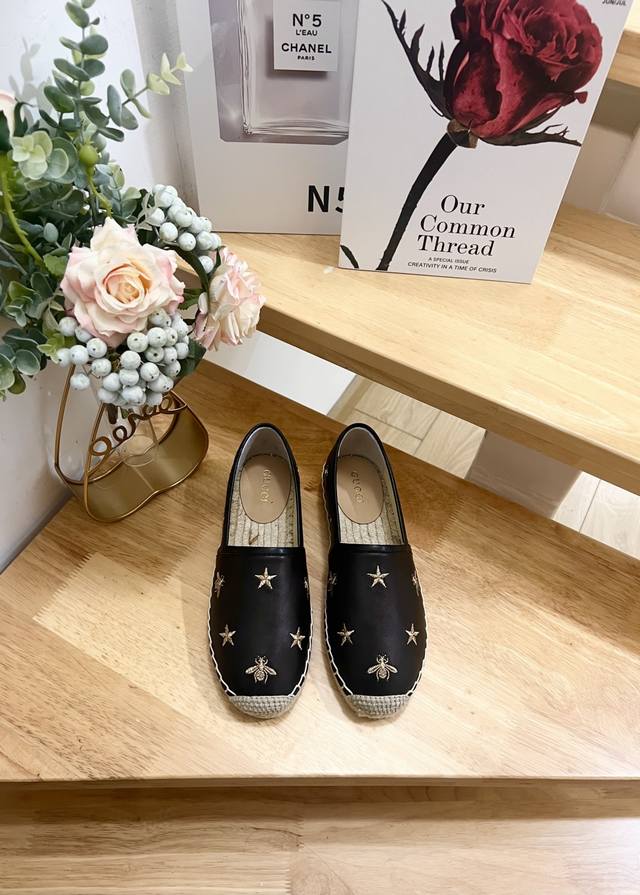 新品2025早春cucci 在近一个世纪的时间里，品牌以经典双G字母交织图案为画布打造了许多富有想象力的设计，小蜜蜂标识融合其他鲜艳明亮的色调，焕新呈现GG M